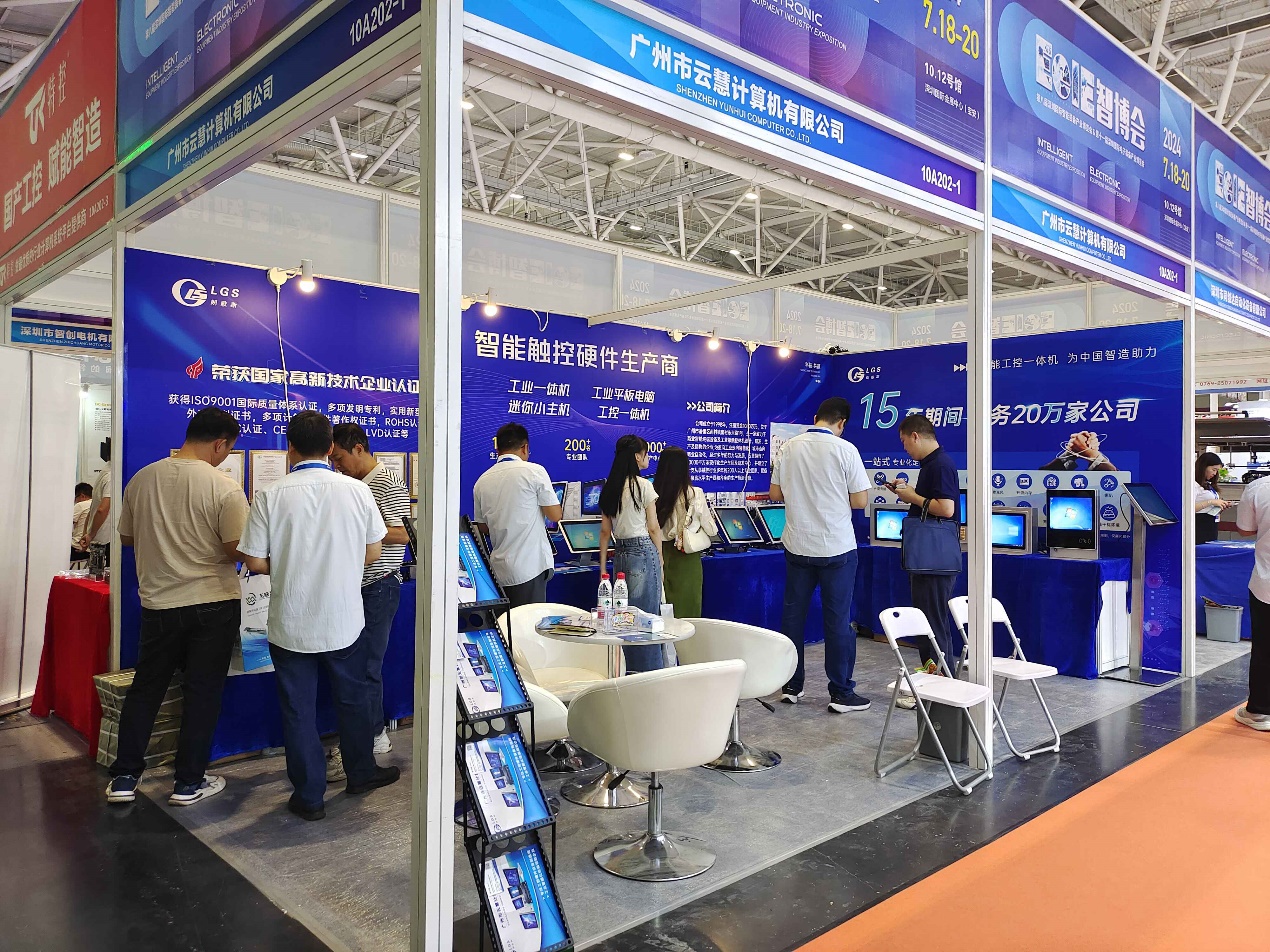 商店的門口前有許多人 低可信度描述已自動生成